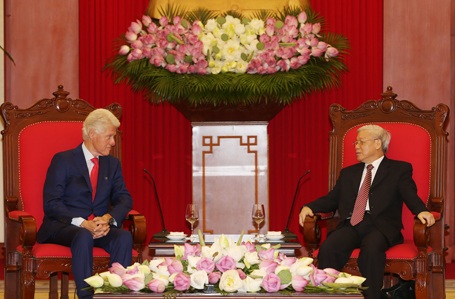 Nguyên Tổng thống Bill Clinton: Hoa Kỳ ủng hộ Việt Nam trên nhiều lĩnh vực - 2 Tổng Bí thư Nguyễn Phú Trọng tiếp Nguyên Tổng thống Mỹ Bill Clinton.