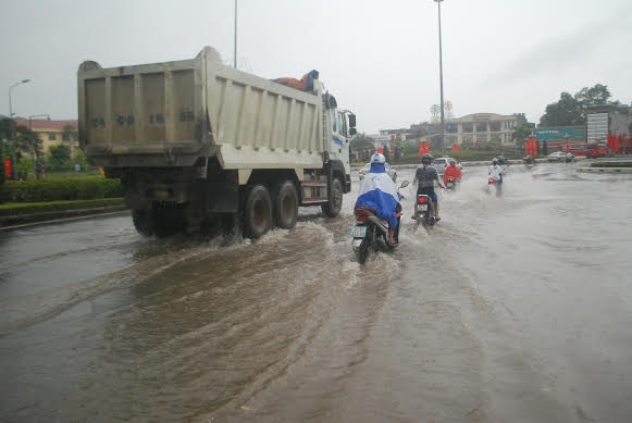 Mưa lớn bất ngờ, thành phố Lào Cai ngập trong nước - 2 Phạm Ngọc Triển