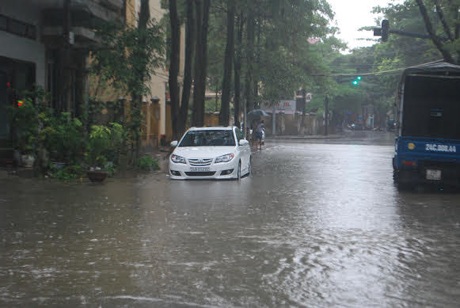 Lạnh hơn 12 độ C, Sa Pa có mùa hè rét nhất trong vòng 10 năm - 2 Mưa lũ làm ngập một số tuyến phố của thành phố Lào Cai đầu giờ chiều ngày 4/7.