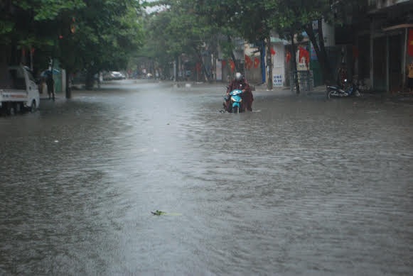 Mưa lớn bất ngờ, thành phố Lào Cai ngập trong nước - 1 Phạm Ngọc Triển