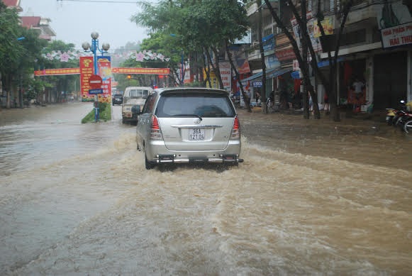 Mưa lớn bất ngờ, thành phố Lào Cai ngập trong nước - 5 Phạm Ngọc Triển