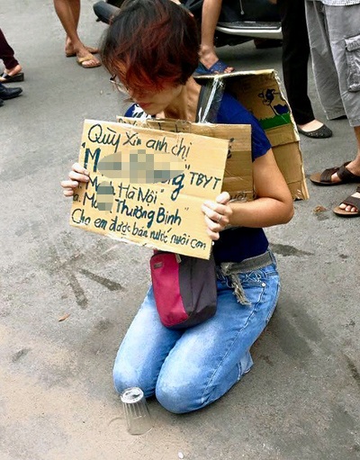 Hà Nội: Người phụ nữ rạch tay, quỳ gối xin bán nước nuôi con - 1 Hình ảnh người phụ nữ quỳ gối với tấm biển xin được bán nước nuôi con gây xôn xao cộng đồng mạng.
