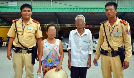 CSGT tìm người nhà cho người phụ nữ tâm thần đi lạc lên Hà Nội - 1 Chị H. được bố đến trụ sở Đội CSGT số 14 đón về.