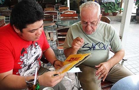 Ông Tây mất hết đồ đạc, nhịn đói hai ngày? - 1 Nhiều bạn trẻ đã tìm đến chia sẻ, giúp đỡ ông Nabil Khaddoumi. Ảnh: Nguyễn Tân