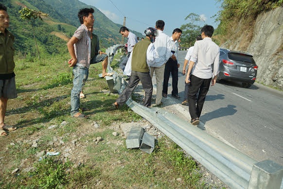 Dải lan can quốc lộ 4D làm bằng tôn bị chiếc máy xúc đâm bẹp.