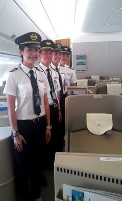 Đội ngũ phi công và tiếp viên Vietnam Airlines trong đồng phục mới