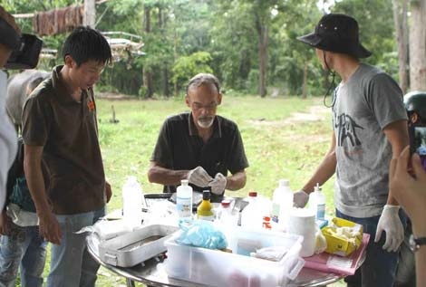 Cắt ngà để cứu voi Thoong Ngân - 2 Các chuyên gia chuẩn bị thuốc để gây mê voi Thoong Ngân