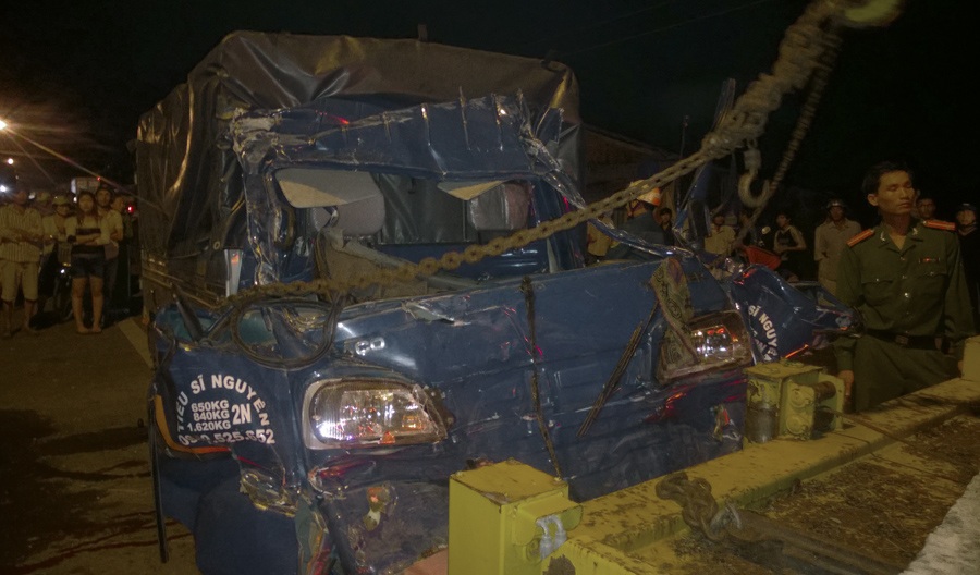 Cơ quan chức năng đang di chuyển chiếc xe tải của anh Nguyên khỏi hiện trường.