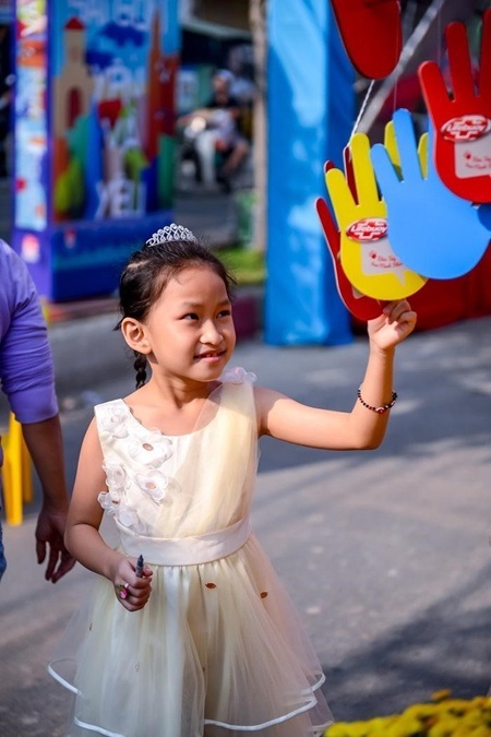 Trao gửi điều ước với “Cây bàn tay yêu thương” - 3 Cây Bàn Tay Yêu Thương xum xuê rực rỡ một góc đường sách nhộn nhịp