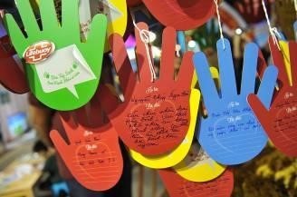 Trao gửi điều ước với “Cây bàn tay yêu thương” - 5 Cây Bàn Tay Yêu Thương xum xuê rực rỡ một góc đường sách nhộn nhịp