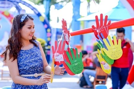 Trao gửi điều ước với “Cây bàn tay yêu thương” - 6 Niềm vui của người lớn khi đọc những lời yêu thương được gửi gắm trong lòng bàn tay
