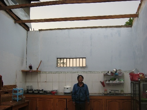 Ngôi nhà trơ trọi vì bị lốc cuốn phăng mái