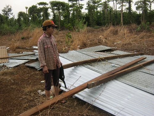 Nhiều căn nhà bị lốc cuốn mái tôn ra vườn