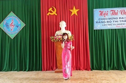 Cô giáo tiểu học Đắk Lắk xinh đẹp, hát hay, kinh doanh giỏi - 4 Hoài Thương là đại diện của trường dự thi cuộc thi văn nghệ lớn, nhỏ