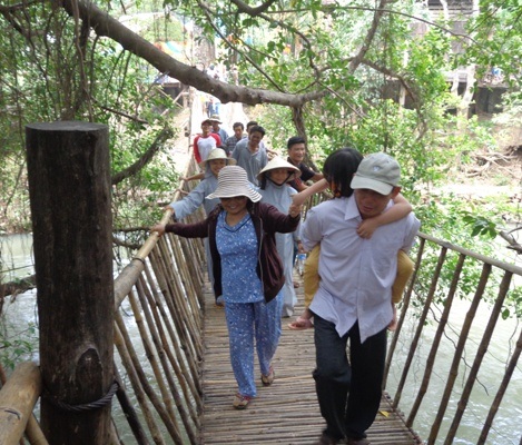 Du khách hào hứng khi đi cầu treo bắc qua sông