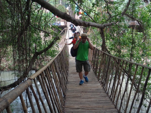 Du khách hào hứng khi đi cầu treo bắc qua sông