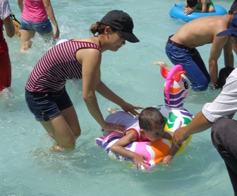 Trẻ em thích thú chơi đùa dưới nước