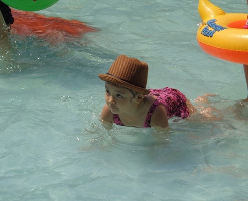 Trẻ em thích thú chơi đùa dưới nước