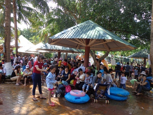 Rất đông khách tới công viên nước vui chơi