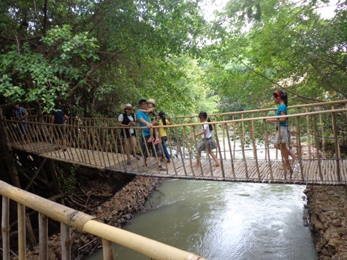 Du khách hào hứng khi đi cầu treo bắc qua sông