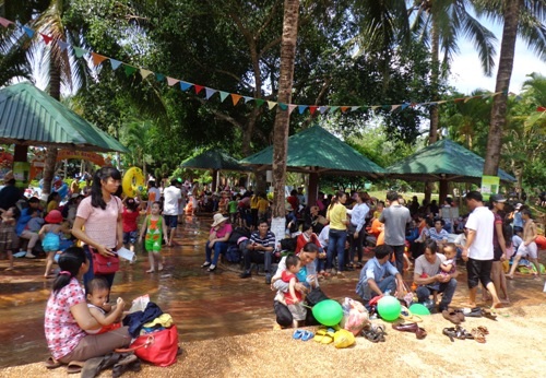 Rất đông khách tới công viên nước vui chơi