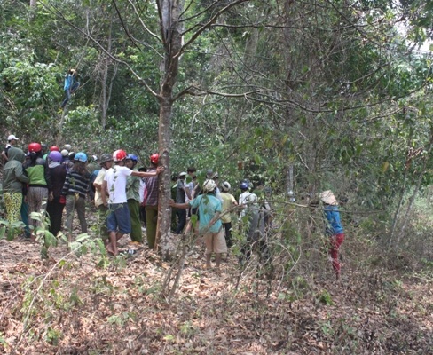 Người dân hiếu kỳ tập trung đông trong rừng nơi phát hiện thi thể nạn nhân