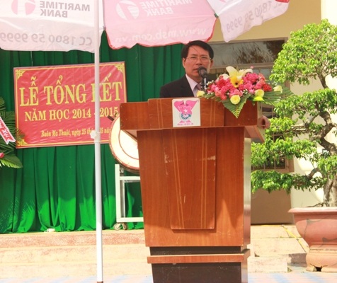 Thầy Hiệu trưởng dặn dò và chúc học sinh lớp 12 sẽ luôn thành công