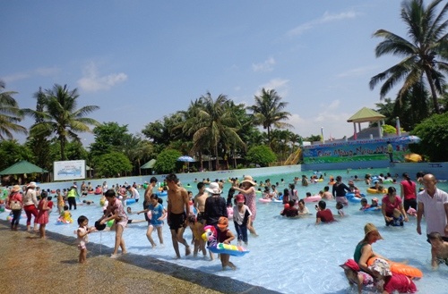 Hồ bơi công viên chật kín khách