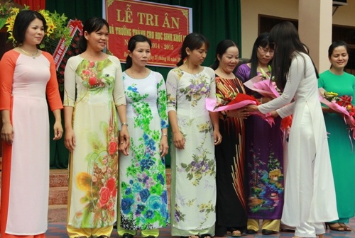 Tặng hoa cho các giáo viên chủ nhiệm khối 12 để bày tỏ niềm tri ân