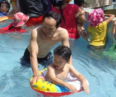 Trẻ em thích thú chơi đùa dưới nước