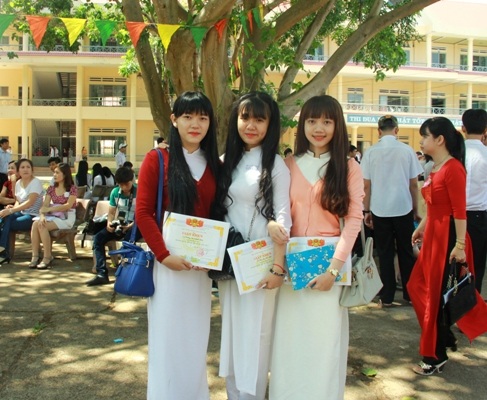 Nữ sinh lớp 12 trường THPT Lê Quý Đôn xinh tươi trong tà áo dài