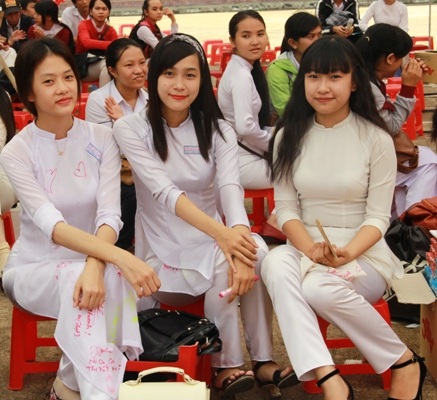 Nữ sinh lớp 12 trường THPT Lê Quý Đôn xinh tươi trong tà áo dài