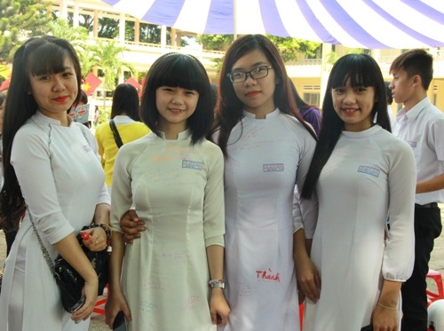 Nữ sinh lớp 12 trường THPT Lê Quý Đôn xinh tươi trong tà áo dài