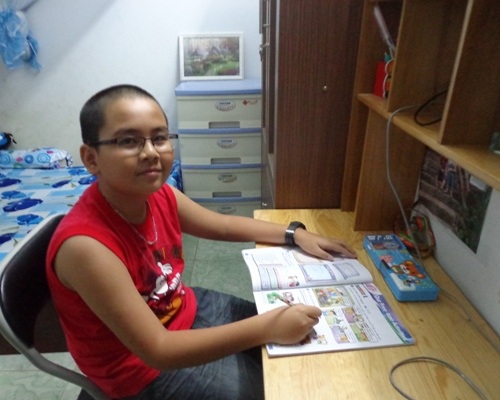 Bảo bên góc học tập ở nhà