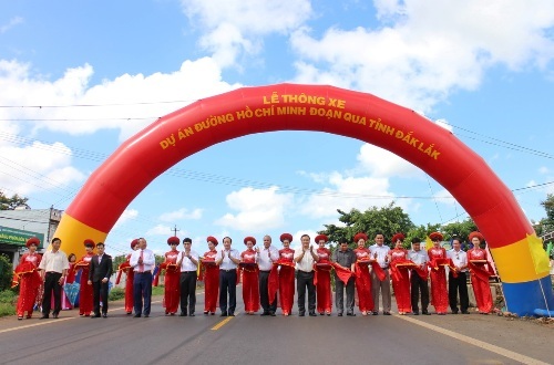 Cắt băng khánh thành chính thức thông xe đường Hồ Chí Minh đoạn qua tỉnh Đắk Lắk