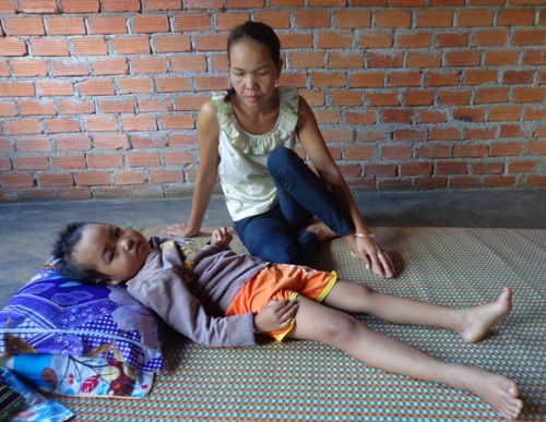 Con bệnh nên chị H'Mai phải nghỉ làm thuê ở nhà chăm sóc