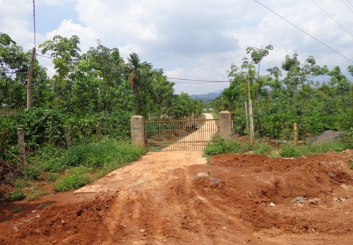 Con đường được xã ưu ái dành riêng cho hộ ông Kiệt, được chủ đóng cửa ra vào kín mít