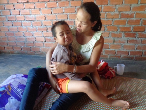 H'Niu khóc vì đau đớn