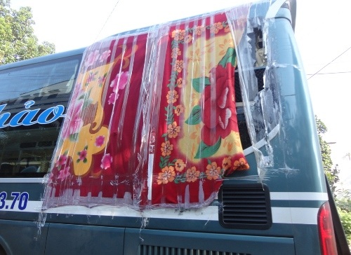 Bốn xe khách bị ném đá "như mưa", hành khách bị thương - 3 Nhà xe phải dùng chăn và băng keo để dán tạm vào phần kính bị vỡ.