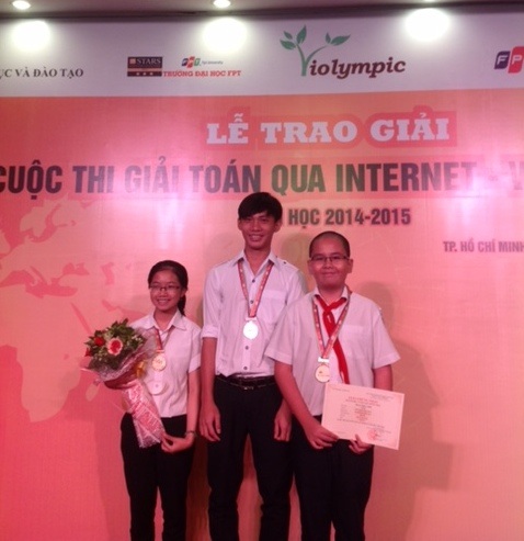 Cậu học trò lớp 5 phố núi liên tiếp giành 2 giải quốc gia - 1 Phúc Bảo (ngoài cùng bên phải) vinh dự nhận Huy chương Vàng giải Toán trên internet
