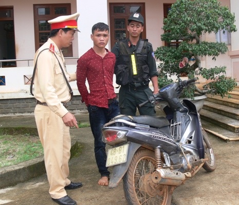 Đối tượng Thức cùng tang vật tại cơ quan công an