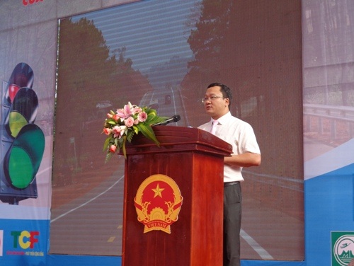 Ông Khuất Việt Hùng - Phó chủ tịch Ủy ban ATGT quốc gia phát biểu tại buổi lễ