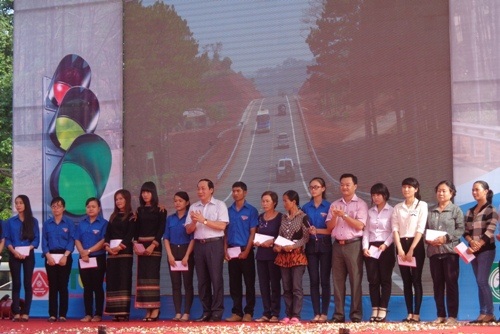 Trao quà hỗ trợ cho gia đình có người thân là nạn nhân của tai nạn giao thông