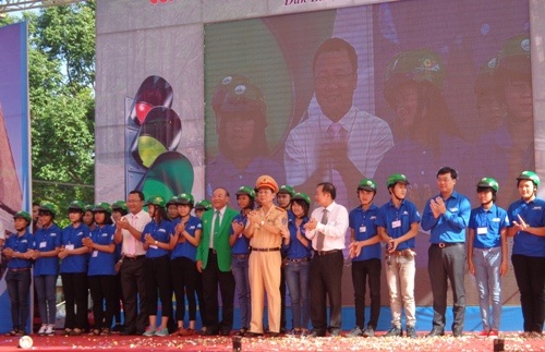 Trao 1.000 mũ bảo hiểm cho thanh niên và đồng bào các dân tộc ở Tây Nguyên