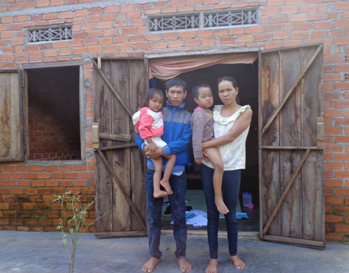 Vợ chồng anh Y Nin trông chờ vào tình thương, sự giúp đỡ để cứu được con gái mình