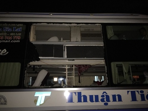 Xác định được nhóm đối tượng ném đá xe khách khiến 5 người bị thương - 1 Chiếc xe khách bị nhóm đối thượng ném đá trong đêm