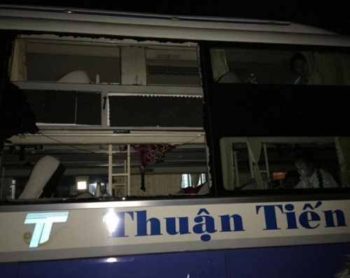 Tài xế xe khách có nguy cơ hỏng mắt vì bị phục kích ném đá tơi bời - 1 Xe khách bị ném đá không thương tiếc (ảnh nhà xe cung cấp)