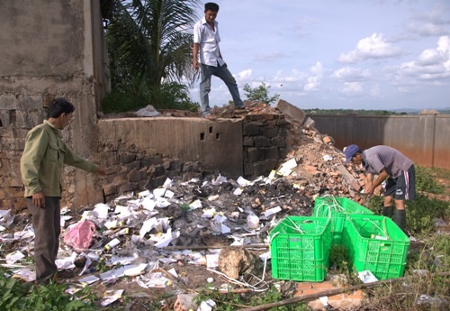 Đắk Nông: Người dân đồng loạt phản đối doanh nghiệp gây ô nhiễm môi trường - 1 Hiện
trường người dân bắt quả tang công nhân của công ty đốt rác thải (ảnh người dân
cung cấp)
