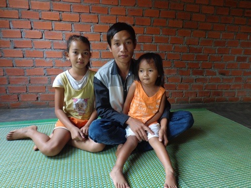 Anh Y Nin cùng 2 con gái cảm ơn sự giúp đỡ của báo Dân trí dành cho gia đình mình