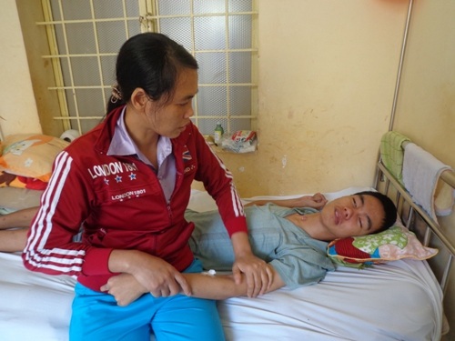 Cô Thanh ân cần chăm sóc người con trai tội nghiệp của mình